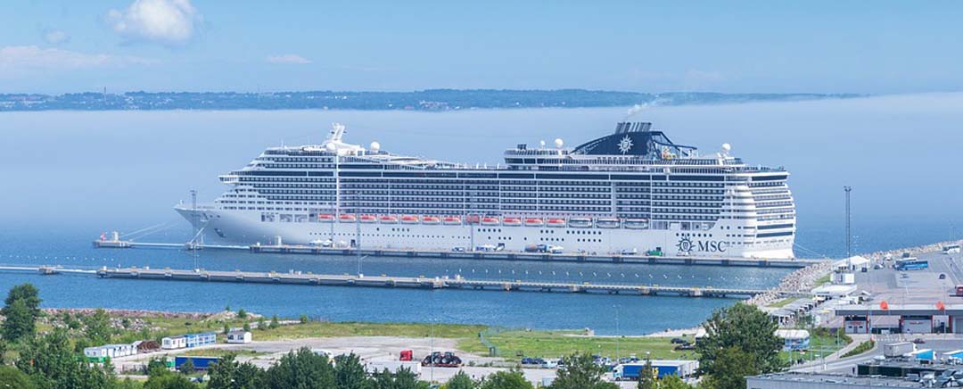 kapal pesiar berlabuh