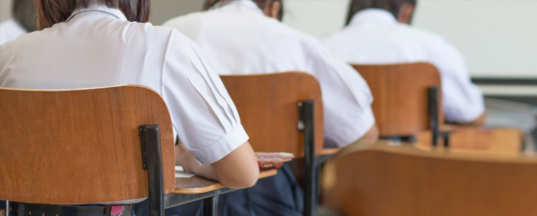 siswa smk sedang ujian