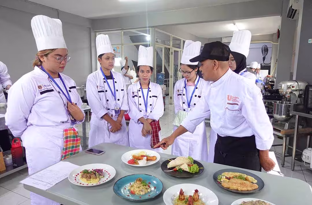 chef sedang mengajari siswa ncsa