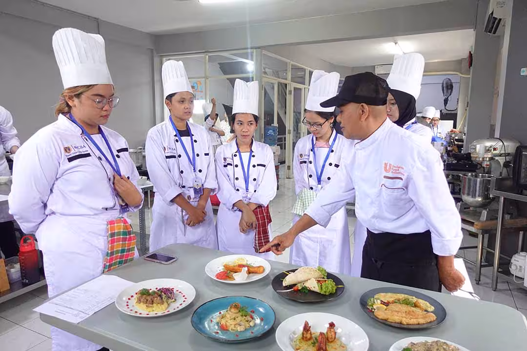 chef sedang mengajari siswa ncsa chef sedang mengajari siswa ncsa