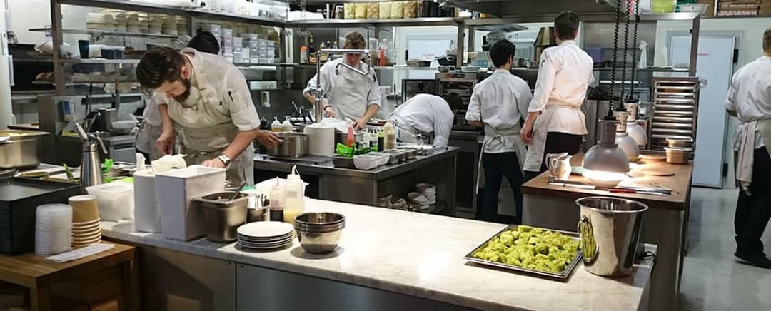 pegawai di dapur hotel