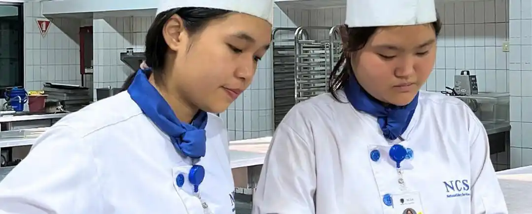 chef perempuan dan dasinya