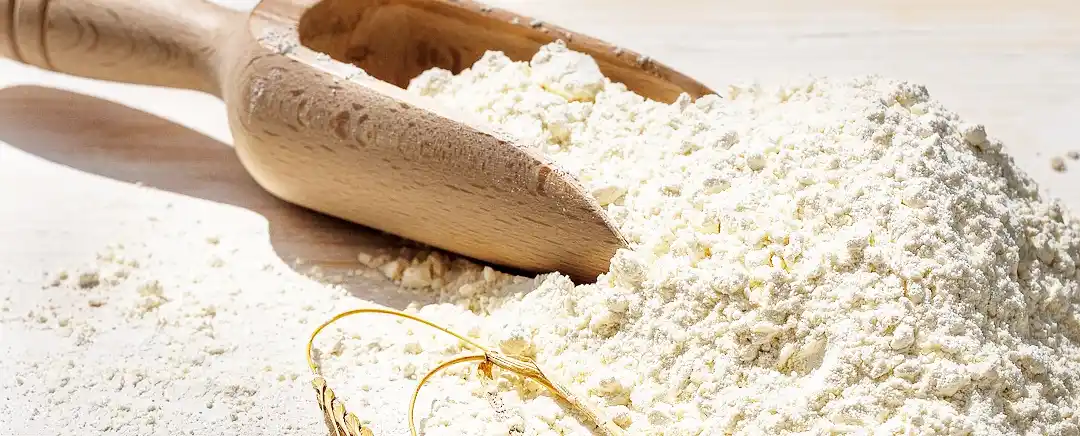 tepung terigu di atas meja