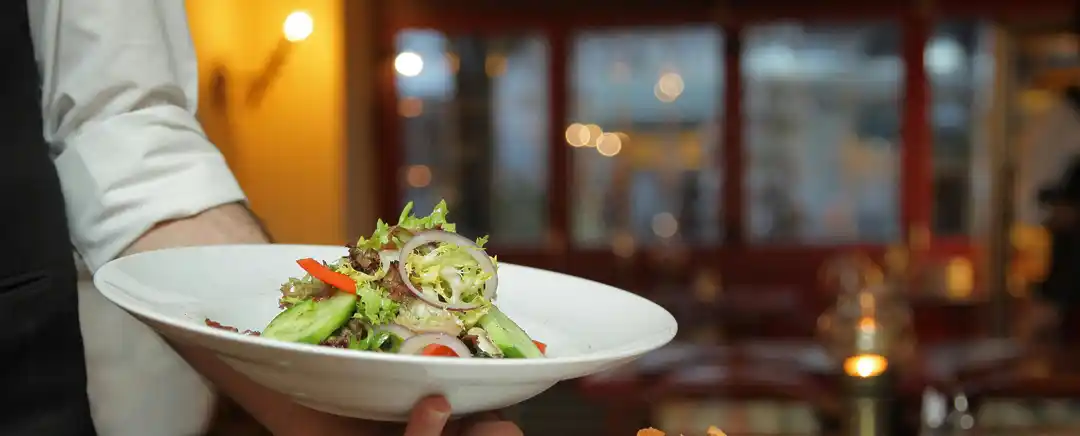 pelayan mengantar makanan