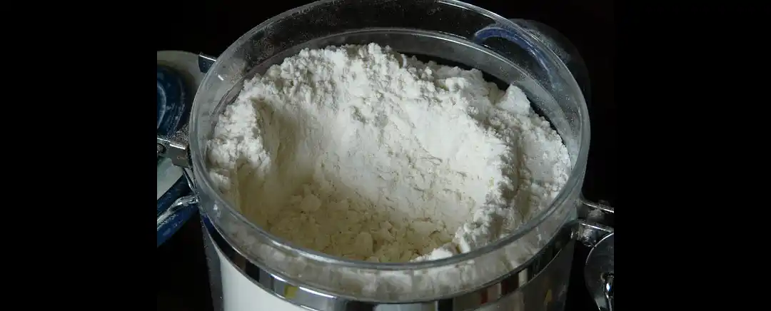 tepung terigu di dalam jar