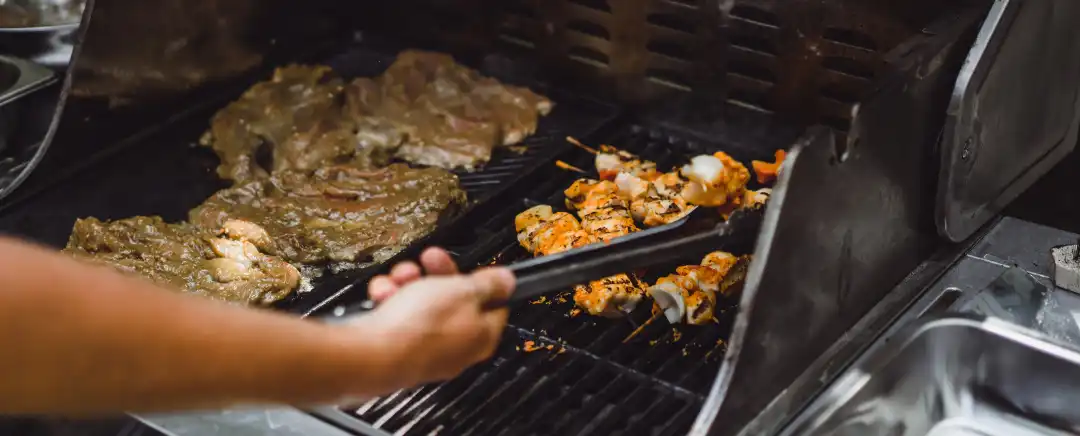 (Ilustrasi Roasting vs Grilling, Sumber: freepik.com/kireyonok-yuliya)