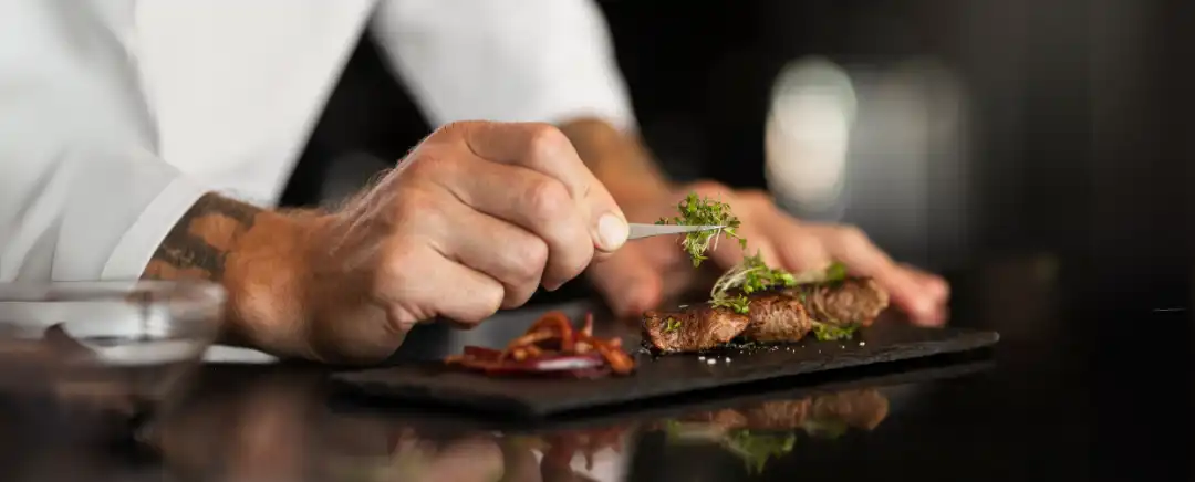 (Ilustrasi Menggunakan Tweezer, Sumber: Freepik)