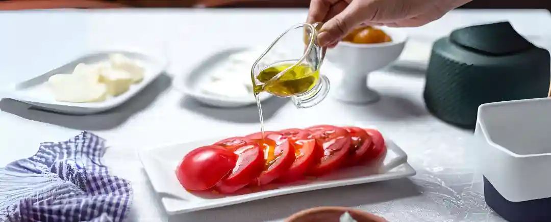 (Ilustrasi Minyak sebagai Salad Dressing, Sumber: freepik.com/stockking)