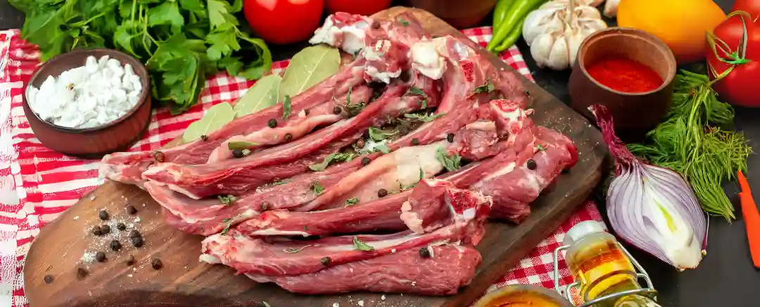 (Ilustrasi Daging Kambung dan Sapi, Sumber: freepik.com/kamranaydinov)