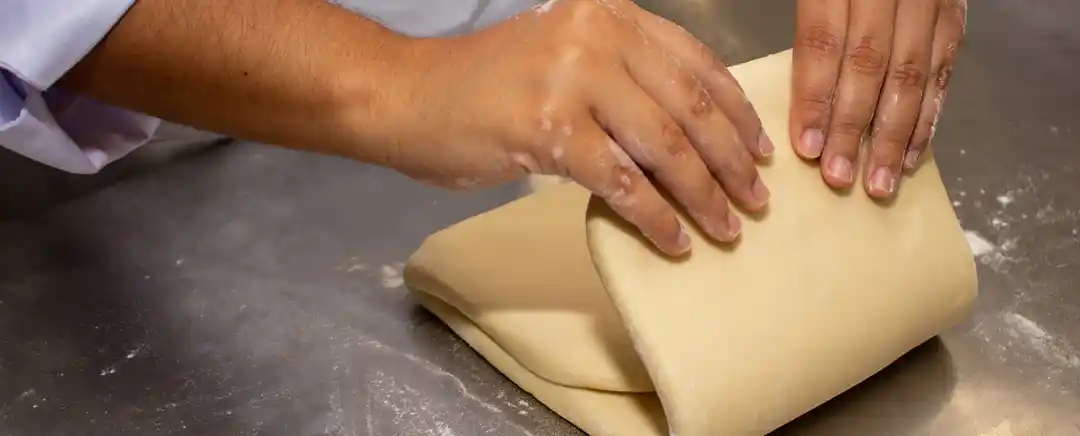 chef pastry melipat adonan