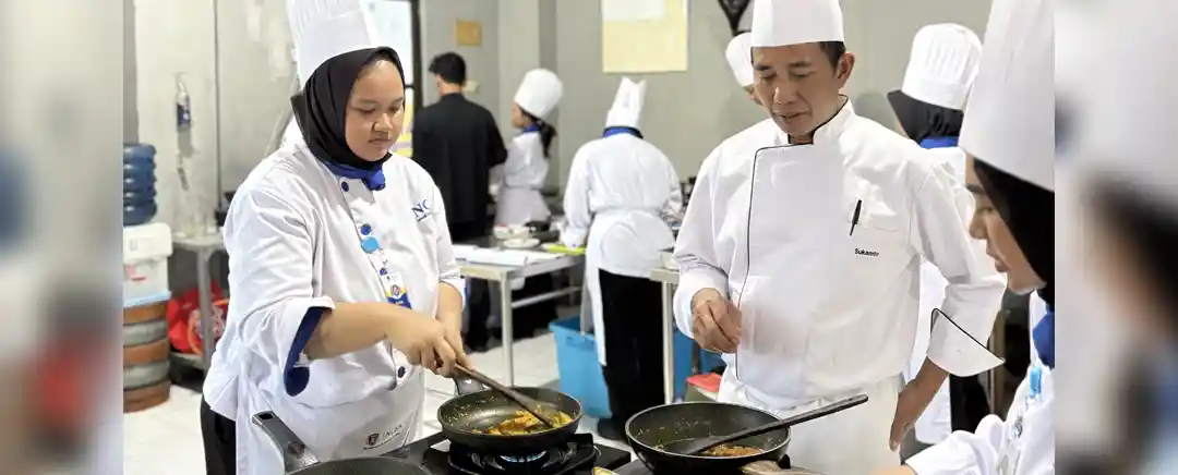siswa praktek di sekolah masak