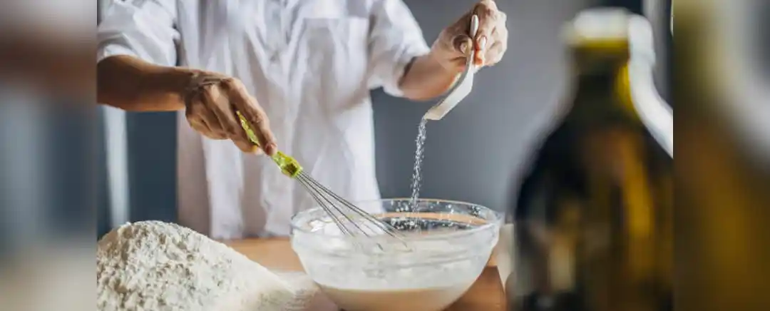 chef memasukkan adonan