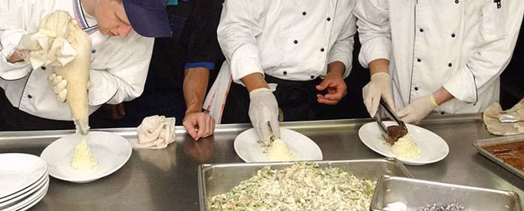 asisten cook di dapur