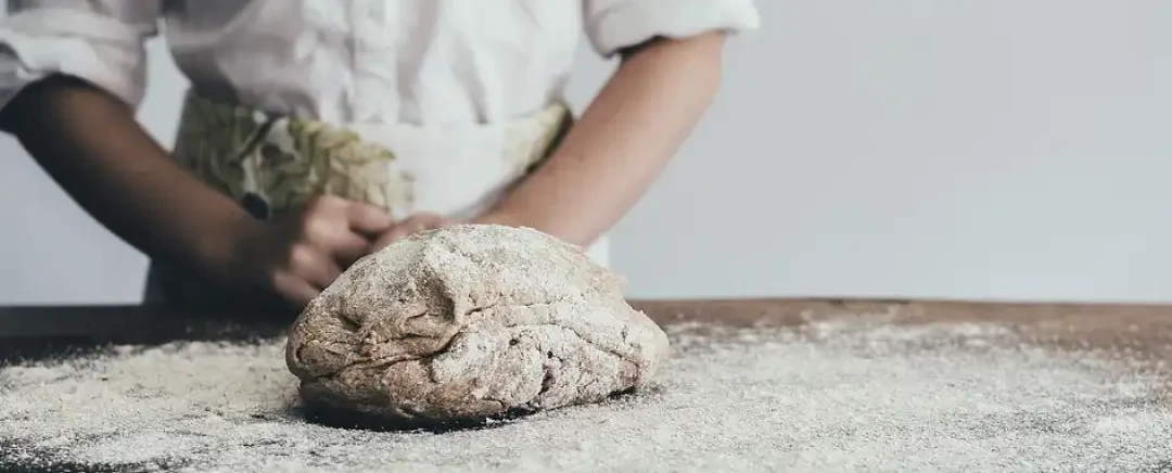 chef membuat adonan