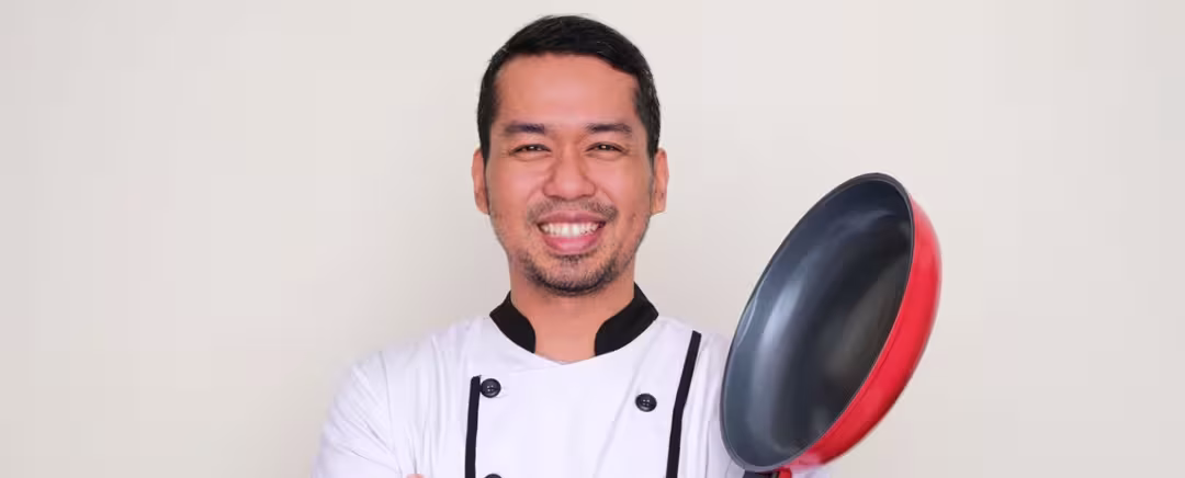 chef pria bawa teflon