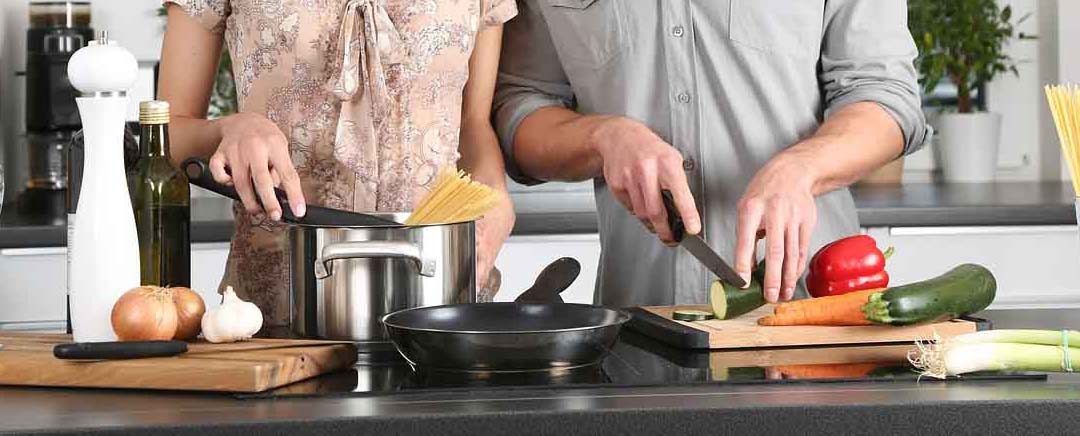 dua orang memasak bersama