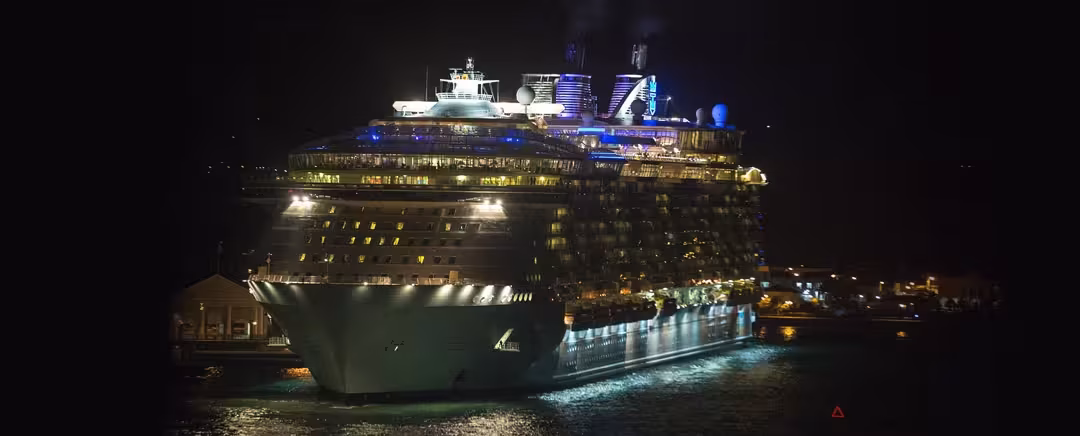 kapal pesiar royal carribean di malam hari