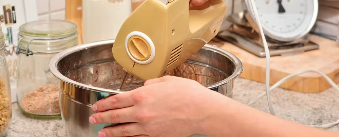 orang menggunakan mixer