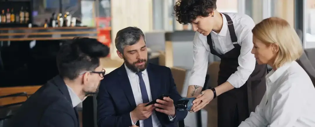 pelayan di restoran bintang 5