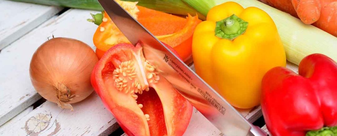 sayuran paprika bawang bombai di atas meja